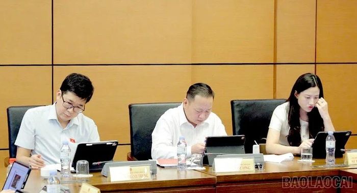 Đoàn đại biểu Quốc hội tỉnh Lào Cai tại phiên thảo luận tổ.