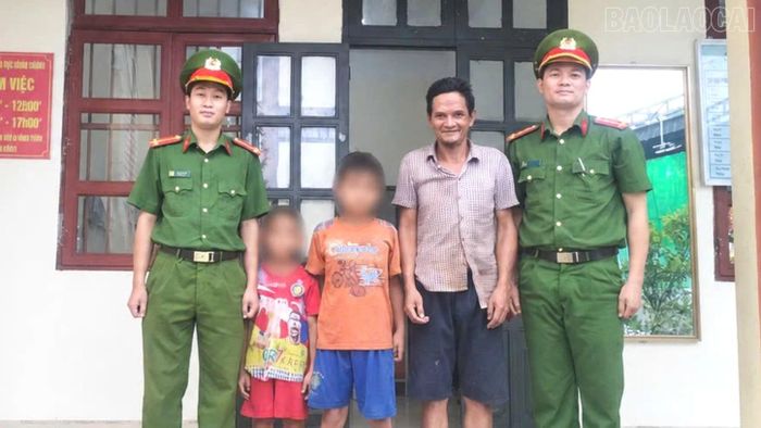 Bàn giao các cháu cho gia đình tại trụ sở Công an xã A Mú Sung.