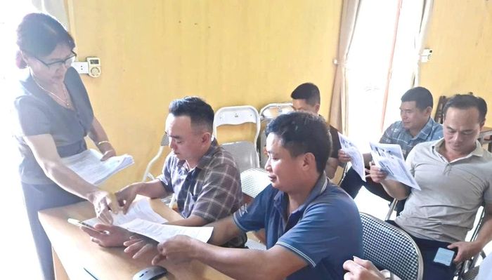 Người lao động nộp phiếu đăng ký ứng tuyển vị trí việc làm.