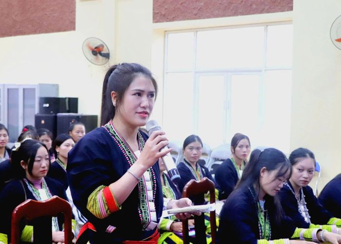 Hội viên phụ nữ phát biểu ý kiến tại buổi đối thoại.