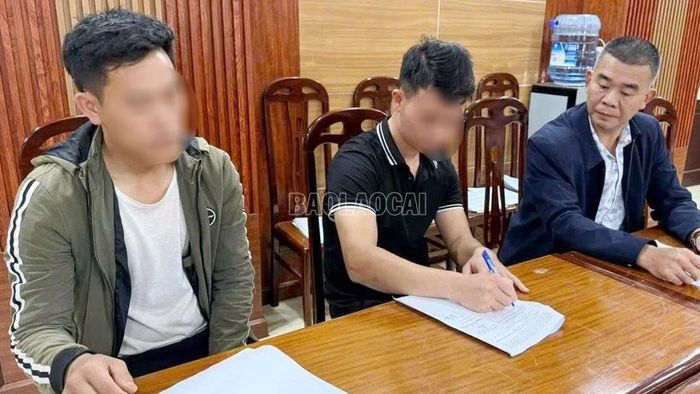 Tổ công tác UBND phường Sa Pa lập biên bản vi phạm đối với hai lái xe.