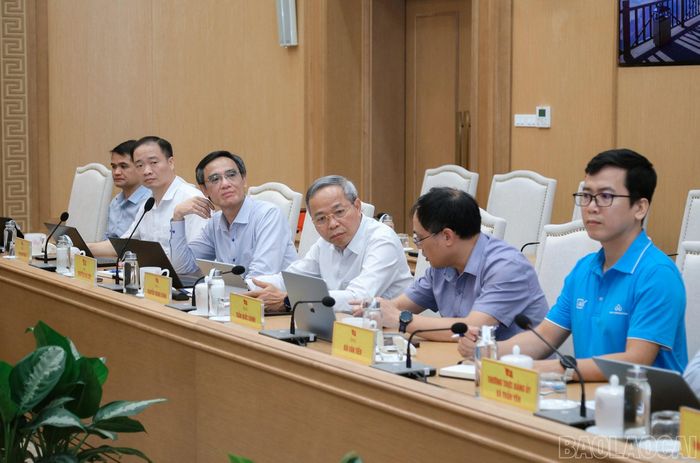 Các đại biểu dự buổi làm việc.
