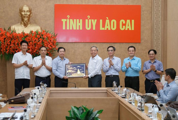 Thường trực Tỉnh ủy Lào Cai tặng quà lưu niệm cho Tập đoàn Công nghệ CMC.