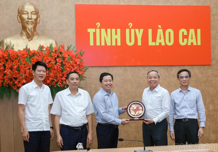 Tập đoàn Công nghệ CMC tặng quà lưu niệm lãnh đạo tỉnh Lào Cai.