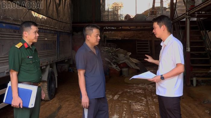 Anh Nguyễn Văn Tuấn (đứng giữa) phấn khởi khi biết chính sách mới của tỉnh.