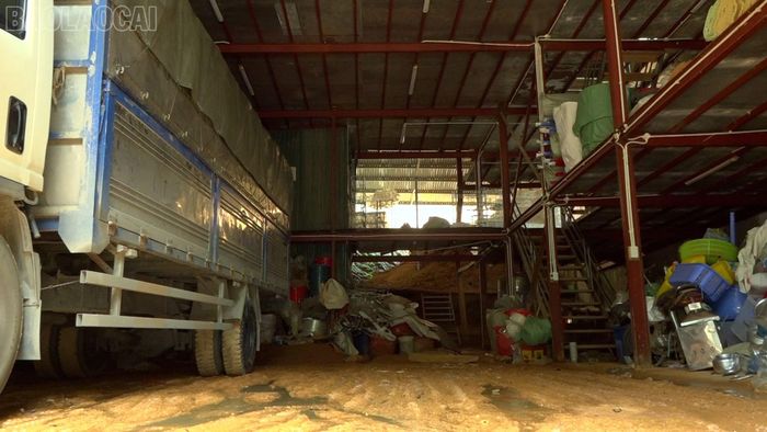  Nhà xưởng của gia đình anh Nguyễn Văn Tuấn (tổ dân phố 6, phường Văn Phú) bị đất đá tràn vào khi mưa lớn. 