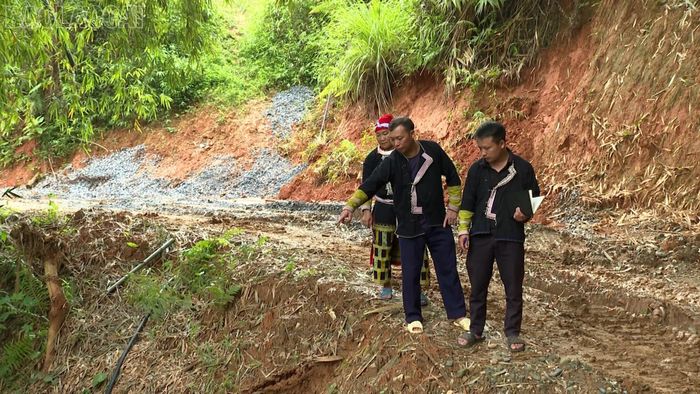 Anh Chảo Láo Sử ( đi đầu) và người dân thôn Phìn Ngan rất phấn khởi trước chính sách kịp thời của tỉnh.