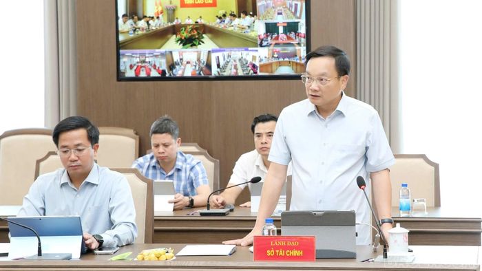 Lãnh đạo Sở Tài chính báo cáo tình hình giải ngân vốn đầu tư công, thu ngân sách và các kịch bản tăng trưởng kinh tế tại hội nghị.