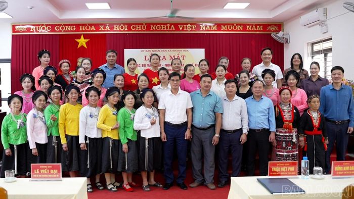 Lãnh đạo UBND xã Khánh Hòa chụp ảnh lưu niệm cùng Ban Chủ nhiệm và các thành viên Câu lạc bộ Văn hóa - Nghệ thuật - Thể thao nòng cốt tại lễ ra mắt.