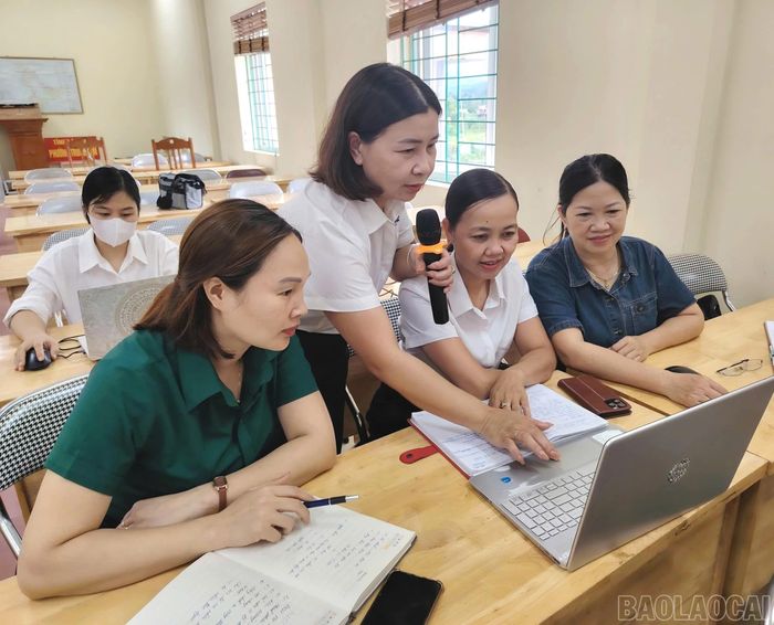 Hướng dẫn thao tác thực hiện thủ tục hành chính trên môi trường số theo phương châm “cầm tay chỉ việc”.
