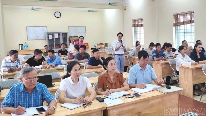 Chuyên viên Trung tâm Phục vụ hành chính công phường Trung Tâm trực tiếp hướng dẫn các nội dung về dịch vụ công trực tuyến.