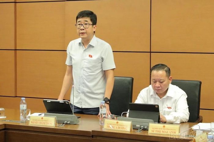 Đại biểu Nguyễn Thành Trung tham gia thảo luận tại Tổ.
