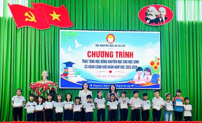 Xã Cư Jút tặng học bổng cho học sinh nghèo vượt khó