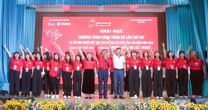 Tình nguyện viên CLB Hành trình Đỏ - Kết nối yêu thương tỉnh Lâm Đồng thực hiện nghi thức khai mạc