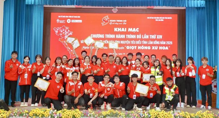 Hội Chữ thập đỏ tỉnh trao giấy chứng nhận tham gia Hành trình Đỏ năm 2026 cho 40 tình nguyện viên