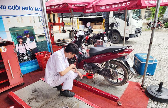 Kiểm tra, bảo dưỡng phương tiện góp phần phòng ngừa nguy cơ mất an toàn khi tham gia giao thông. Ảnh Lê Tiến