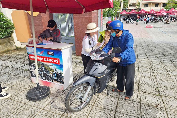 Người dân được hướng dẫn, kiểm tra phương tiện trước khi tham gia giao thông. Ảnh Lê Tiến