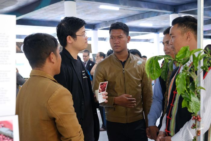 Thành viên Tổ hợp tác cà phê Chư Mui giới thiệu sản phẩm đến khách hàng