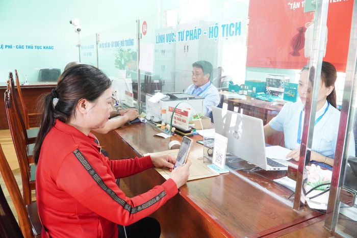 Lấy ý kiến đánh giá về sự hài lòng của người dân trong giải quyết TTHC là hoạt động được xã Đắk Song chú trọng để nâng cao chất lượng hoạt động