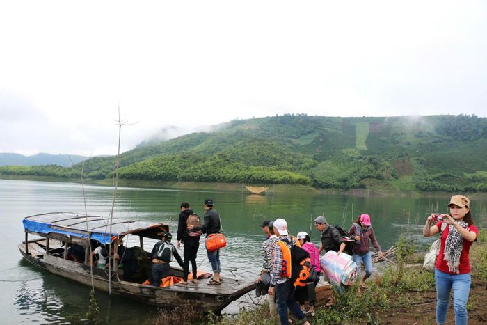 Du khách đi thuyền tham quan hồ Tà Đùng ở phía Tây Lâm Đồng