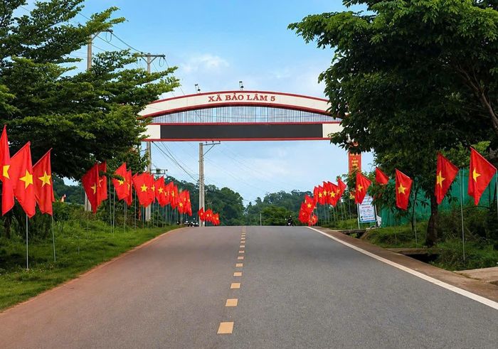 Cổng chào xã Bảo Lâm 5 rực rỡ cờ Tổ quốc