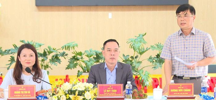 Phó Bí thư Đảng ủy, Chủ tịch UBND xã Bảo Lâm 5 Dương Hữu Chánh báo cáo tình hình phát triển kinh tế - xã hội 7 tháng đầu năm 2026 với đồng chí Lê Huy Toàn, Tỉnh ủy viên, Giám đốc Báo và Phát thanh, Truyền hình Lâm Đồng, thành viên Tổ theo dõi địa bàn số 9 của Tỉnh ủy