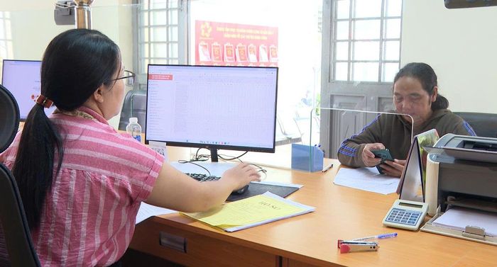 Cán bộ Trung tâm Phục vụ hành chính công xã Bảo Lâm 5 hướng dẫn người dân làm thủ tục hành chính