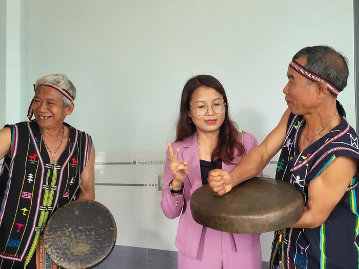 Bí thư Đảng ủy, Chủ tịch HĐND xã Bảo Lâm 5 Hoàng Thị Thu Hà động viên các già làng lưu giữ nét văn hóa đặc sắc của địa phương