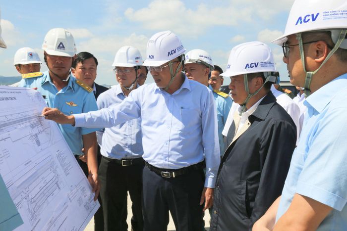 Đồng chí Y Thanh Hà Niê Kđăm, Ủy viên Ban Chấp hành Trung ương Đảng, Bí thư Tỉnh ủy, Trưởng Đoàn ĐBQH tỉnh Lâm Đồng cùng Đoàn công tác đã kiểm tra tình hình triển khai Dự án Sửa chữa đường cất hạ cánh, đường lăn - Cảng hàng không quốc tế Liên Khương (Ảnh Nguyễn Luân)
