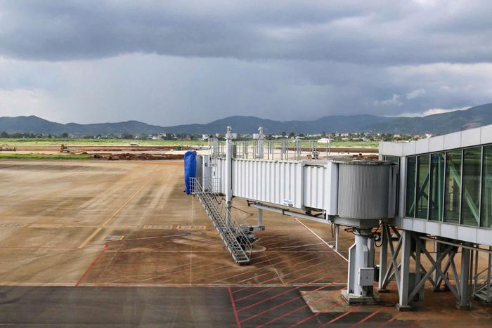 Sơn kẻ tín hiệu trên đường cất, hạ cánh và đường lăn Cảng hàng không quốc tế Liên Khương đạt khoảng 80%