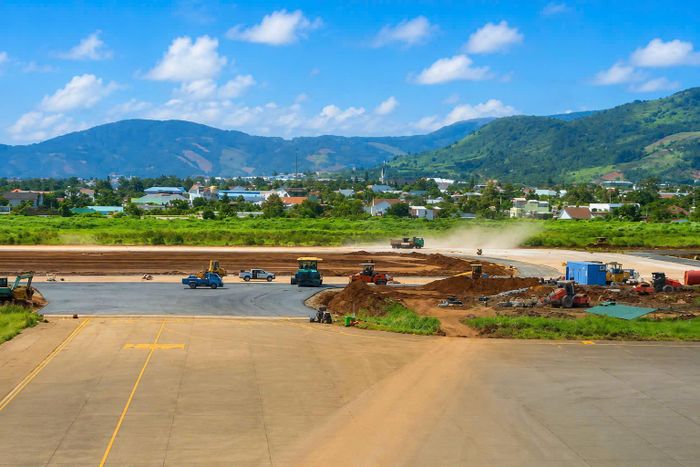 Các hạng mục 2 bên đường cất cánh của Cảng hàng không quốc tế Liên Khương đang khẩn trương hoàn tất