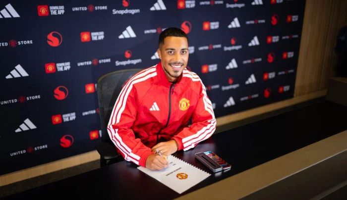 Tielemans rạng rỡ trong màu áo Manchester United.