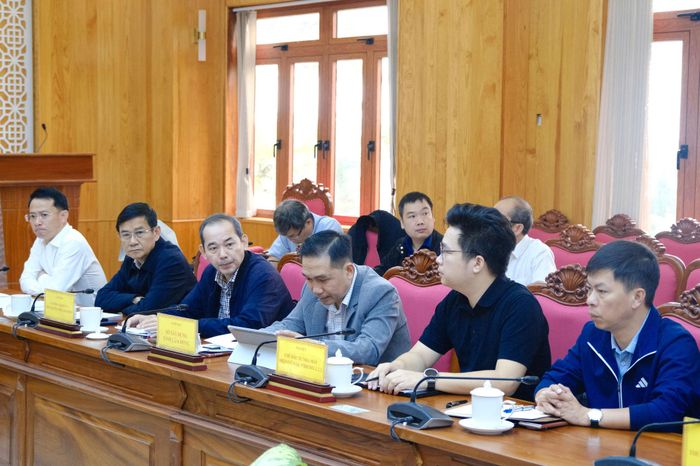 Đại diện lãnh đạo các sở, ngành tham dự buổi làm việc