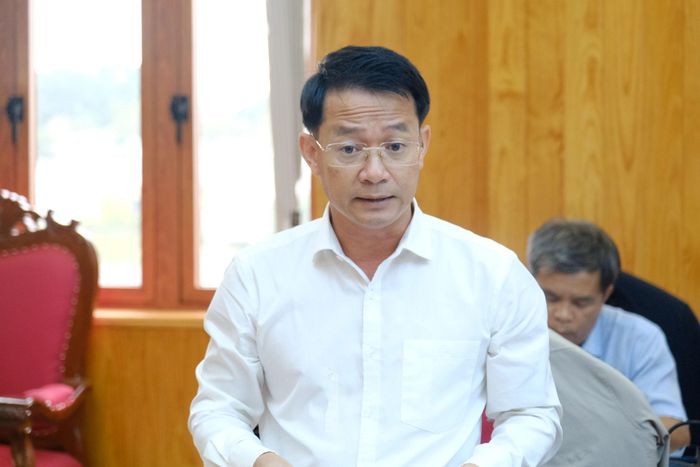 Ông Nguyễn Bá Út, Giám đốc Sở Công Thương báo cáo tiến độ thực hiện các dự án nguồn điện trên địa bàn