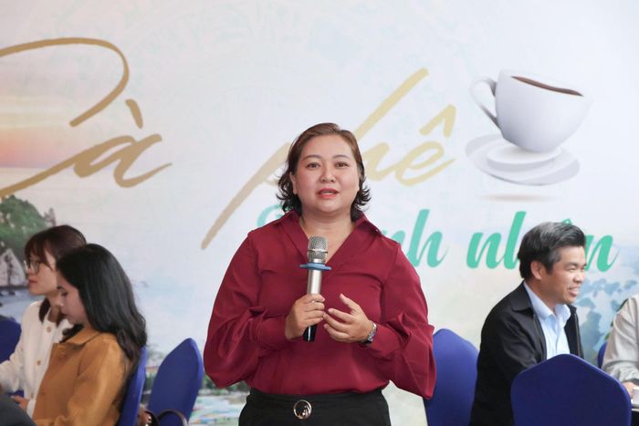 Bà Nguyễn Thị Thu Hiền, Phó Chủ tịch Hiệp hội Doanh nghiệp tỉnh Lâm Đồng trao đổi, kiến nghị các vấn đề doanh nghiệp đang vướng mắc