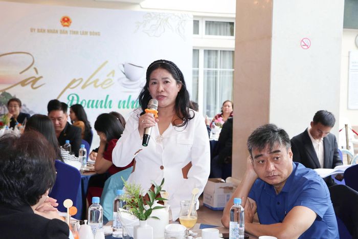 Bà Cao Thị Thanh, Phó Giám đốc Sở Công thương trả lời các vấn đề doanh nghiệp quan tâm trong lĩnh vực công thương