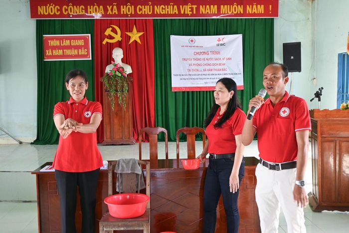 Các tình nguyện viên đang hướng dẫn thực hiện 6 bước rửa tay đúng cách