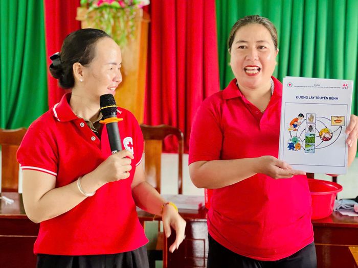 Các tình nguyện viên truyền đạt các kiến thức đến người dân