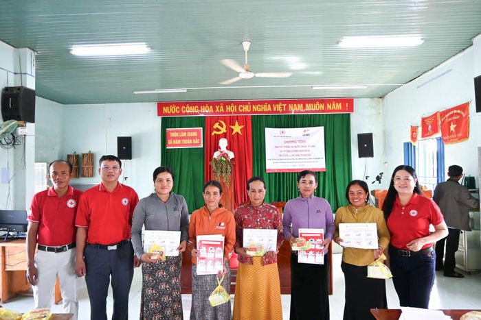 Tặng quà cho các hộ dân tham gia buổi truyền thông về nước sạch, vệ sinh và phòng chống dịch bệnh