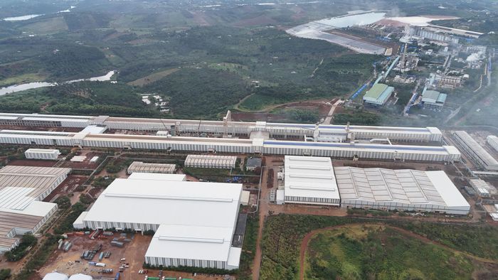 Cơ sở vật chất Nhà máy alumin Nhân Cơ (Công ty Nhôm Đắk Nông - TKV ) và Công ty TNHH Luyện kim Trần Hồng Quân đồng bộ với hệ thống đường giao thông, điện