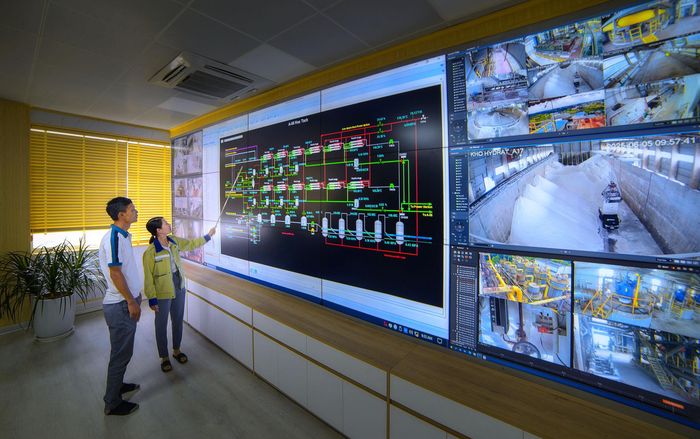 Kỹ sư Công ty Nhôm Đắk Nông - TKV theo dõi dữ liệu và giám sát hoạt động sản xuất trên hệ thống điều hành tập trung (Ảnh: Lê Dung)
