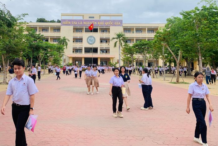 Thí sinh hoàn thành kỳ thi tuyển sinh vào lớp 10 THPT chuyên năm học 2026-2027