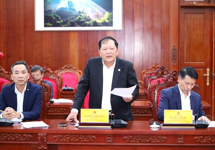 Đồng chí Nguyễn Vĩnh Phúc, Tỉnh ủy viên, Hiệu trưởng Trường Chính trị tỉnh, thành viên Ban Chỉ đạo phát biểu tại hội nghị