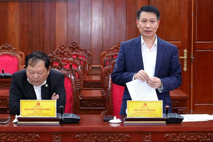 Đồng chí Bùi Huy Thành, Ủy viên Ban Thường vụ Tỉnh ủy, Trưởng Ban Tuyên giáo và Dân vận Tỉnh ủy Lâm Đồng phát biểu tại hội nghị