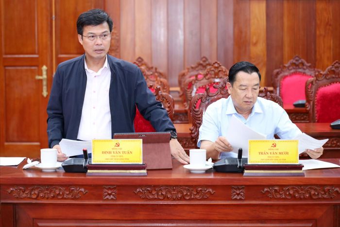 Đồng chí Đinh Văn Tuấn, Tỉnh ủy viên, Phó Chủ tịch UBND tỉnh Lâm Đồng, Phó trưởng Ban Chỉ đạo tỉnh phát biểu tại hội nghị