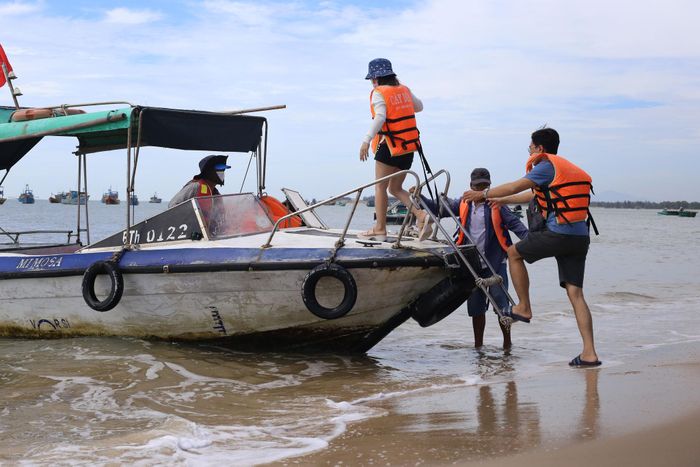 Phương tiện thủy chở khách ra tham quan hải đăng Kê Gà