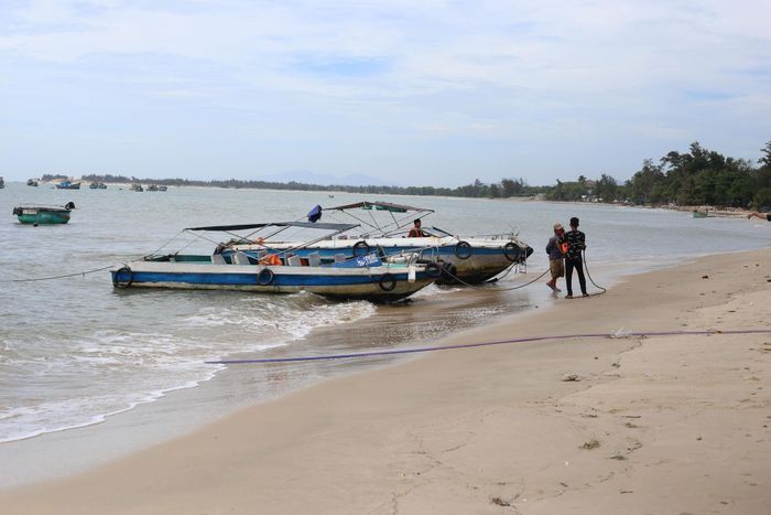 Các phương tiện thủy chở khách ra tham quan hải đăng Kê Gà
