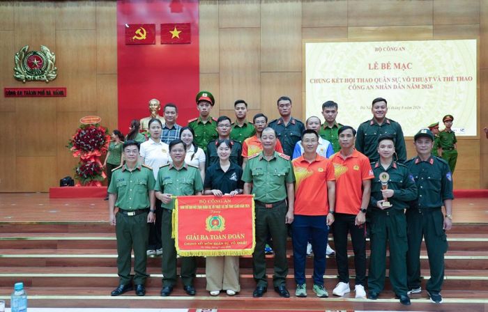 Đội tuyển Công an tỉnh Lâm Đồng chụp ảnh lưu niệm cùng lãnh đạo Bộ Công an