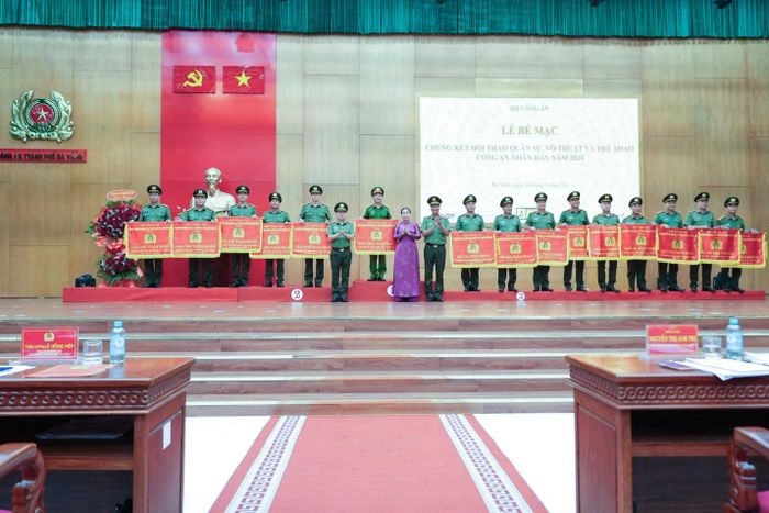 Đại diện các đội tuyển đạt thành tích cao chụp ảnh lưu niệm cùng Ban Tổ chức
