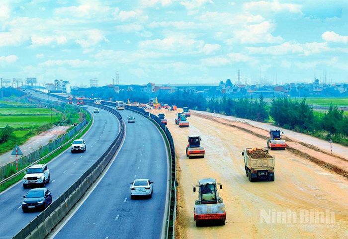 Các đơn vị thi công tập trung máy móc, phương tiện đẩy nhanh tiến độ mở rộng làn 2, tuyến đường cao tốc Cao Bồ - Mai Sơn. Ảnh: Minh Đường